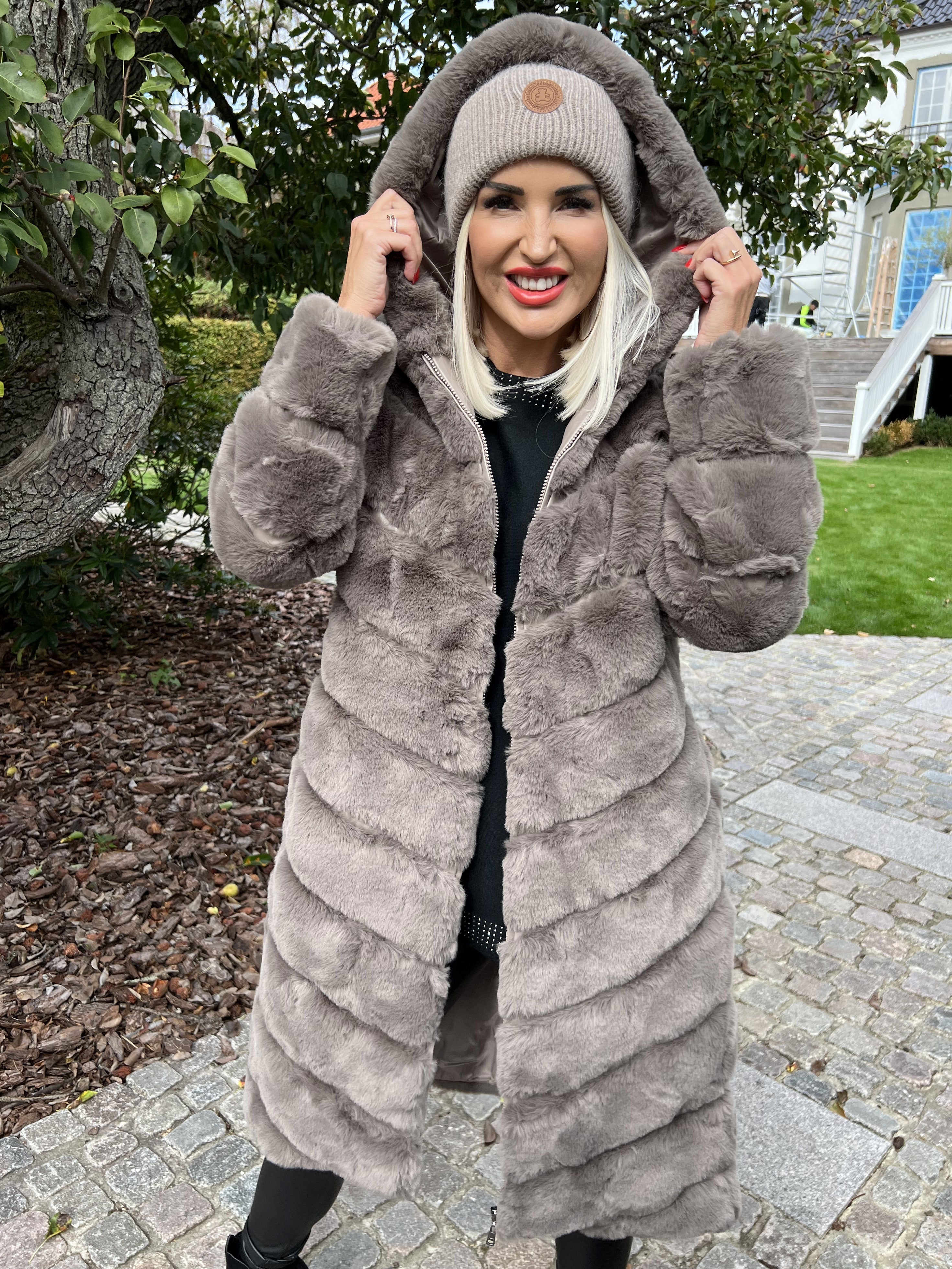 Haley - Snygg päls med huva i falsk päls - Black